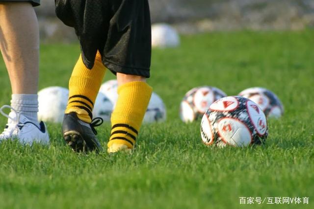国足教练团队能力不足，面临困境难以自救